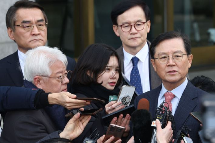 윤석열 대통령 변호인단, 체포·수색영장에 이의 제기하며 헌재에 권한쟁의 심판 요청