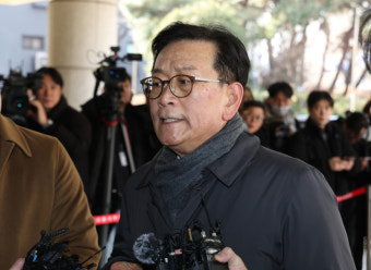 尹측 석동현 변호사 “尹, 한가하게 담소 할 상황 아냐…앞으로 접견 안 한다”