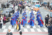 더 화려해진 진해군항제 이충무공 승전행차·호국퍼레이드…4월 4일~6일