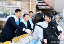 등굣길 아침밥 대신 든든한 떡 한조각에 활짝