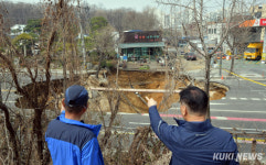 서울 강동구 싱크홀 매몰 오토바이 운전자 끝내 숨진 채 발견