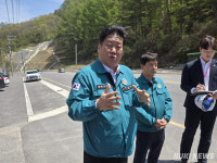 [포토]태백 소도지역 도로 확·포장공사 점검하는 이상호 시장