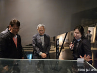 유인촌 문체부 장관, 고성군 디엠지(DMZ) 평화의 길 걷다