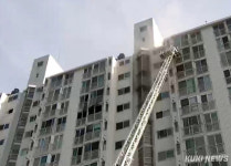 강릉 아파트 12층서 불…주민 4명 부상