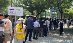 “점심 못 먹어도 투표”…1시간 대기에도 여의동주민센터 ‘북적’ [사전투표 현장]