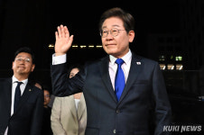 ‘당선 확실’ 이재명, 더불어민주당사 도착