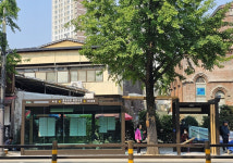 전주 중앙성당 앞 가로수 품은 저상버스 승강장 시설 개선 ‘눈길’