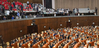 ‘내란·김건희·채해병’ 특검법 본회의 통과…인사하는 해병대 예비역