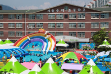 워터파크로 변신한 초등학교 운동장