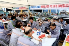 HJ중공업, 영도조선소 근로자 수박 300통 지원