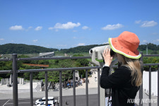    “평화로워 보여요” 외국인 안보관광 크게 늘어