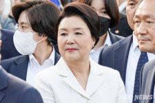 경찰, 김정숙 여사 ‘옷값 특활비 사용 의혹’ 무혐의 처분…3년 5개월만