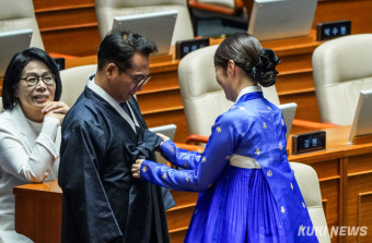 정기국회 개회식서 한복·상복 차림…엇갈린 드레스코드 [쿠키포토]