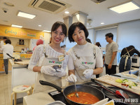 “꽁다리가 제일 맛있어요”…김밥·떡볶이에 빠진 세계 [현장 스케치]