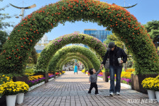 꽃길 걷는 모녀