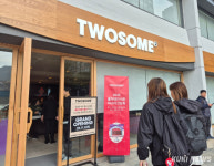 투썸플레이스신화빌라스점 | 투썸플레이스, 강남·안국 잇는 프리미엄 전략… ‘스초생 신화’ 글로벌도 정조준 [현장+]