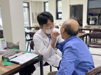 어르신, 틀니 관리 잘하세요…부산대치과병원, 거창 가조면서 의료봉사