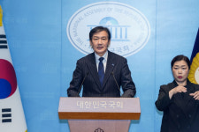 조국 “尹 대왕고래 예산이면 전 사병 복무 내내 통닭 먹어”