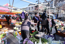 [포토] 박상수 삼척시장, 설 명절 앞두고 도계오일장 현장 방문