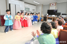 설 앞두고 경로당에 세배 간 ‘정선 어린이들’[쿠키포토]
