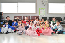 설 앞두고 경로당에 세배 간 ‘정선 어린이들’[쿠키포토]