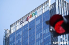 ‘3000만건 개인정보 유출’ 쿠팡 집단소송 첫 재판…“30만원 배상해야”