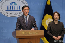 조국 “민주개혁 진영에 ‘평택을 공동공약’ 제안…단일화 논의는 없어” [쿡 정치포토]