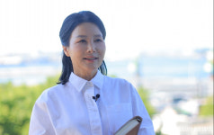 [전정희의 행간] 동해의 푸른 바다, 초심의 돛을 올리는 ‘묵호댁’의 노래