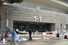 잠실 개표소 봉쇄 닷새째…“부정선거 재선거” 멈추지 않는 외침 [쿡 정치포토]