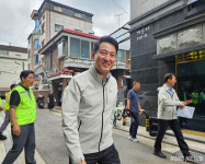 장마 앞둔 난곡로 찾은 오세훈…반지하 침수 대응체계 점검