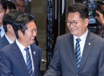 ‘노무현 적통’ 놓고 맞붙은 송영길·정청래…장례식 참석 공방까지