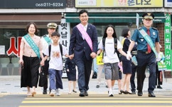 이원택 전북지사, 전주 조촌초등학교 등굣길 교통안전 캠페인 동참