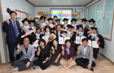 ‘79세 만학도의 졸업장’…의성군 경로당서 피어난 배움의 결실