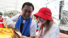 토마토에 풍덩, 웃음꽃 활짝…화천토마토축제 첫 주말 ‘북적‘