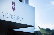 빅토리녹스, 홀 세일 진출 유통 다각화