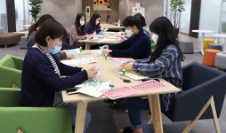 도레이첨단소재, 점자벽보 시각장애 아동에 전달