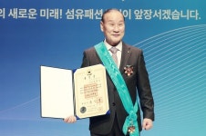 [제37회 섬유의날] 금탑산업훈장 ｜ 패션그룹형지(주) 최병오 회장 - 17개 브랜드 거느린 종합패션사 일군 동대문 성공신화의 주인공