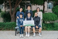 무신사×기빙플러스, 중·고등학교에 폐섬유 재활용 벤치 설치