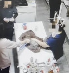 광주광역시 한 동물병원에서 이빨 뽑은 강아지 얼굴에 방향제를 뿌려 동물학대 논란이 일었다