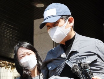 검찰이 김봉현 전 회장이 폭로한 '룸살롱 술접대' 현직 검사를 불구속 기소했다