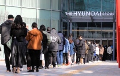 서울 여의도 백화점 더현대 서울이 사전 오픈하자 사람들이 대거 몰렸다(사진)