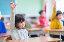 일본 초등학교에서 체육시간 속옷 착용 금지, 남성 교사가 가슴 발달 확인하는 사례가 생겨 논란이다