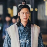 KBS 드라마 달이 뜨는 강 나인우가 1~6회까지 재촬영해 학폭 논란 지수의 흔적을 아예 지운다