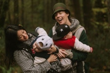 일본인과 캐나다인 국제 레즈비언 커플은 동성 결혼을 법으로 인정 안 하는 국가에 미래는 없다고 말한다 (사진)