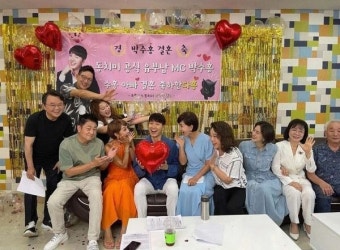 '박수홍 결혼 축하 단체사진' 출연진 '노 마스크' 논란에 MBN '동치미' 측이 “머리 숙여 사죄드린다”며 해명했다