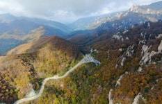 설악산에서 암벽을 내려오던 40대 등반객이 100m 아래로 추락해 숨지는 사고가 또 발생했다