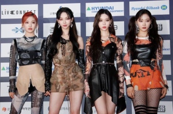 “감기 기운으로…” 에스파 카리나·윈터·닝닝이 입국 과정에서 코로나19 의심 증상을 보여 공내 격리 중이다