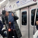 달리는 지하철 1호선에서 소지하고 있던 바지에 불 붙이며 난동부린 50대 남성이 방화미수 혐의로 입건됐다