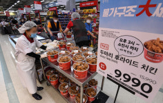 이마트가 홈플러스 당당치킨 보다 천 원가량 더 싼 후라이드 치킨 상품을 선보였다(ft. 오픈런)