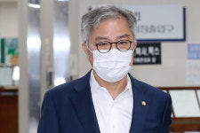 당원권 정지 6개월 징계 불복 : 성희롱 발언 최강욱 의원에 대해 민주당은 추가 소명의 기회를 주겠다며 재심을 유보했다